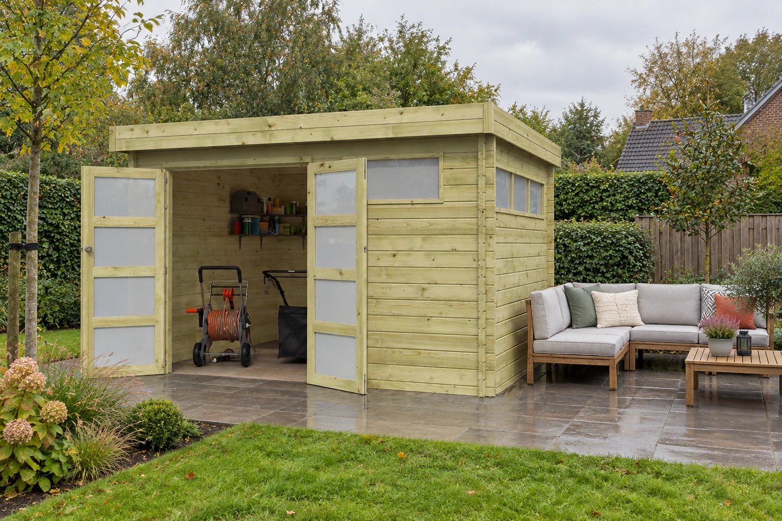 Woodlands tuinhuis Modern S 4605ISO blokhut – 355x295 – Detailaanzicht in de tuin