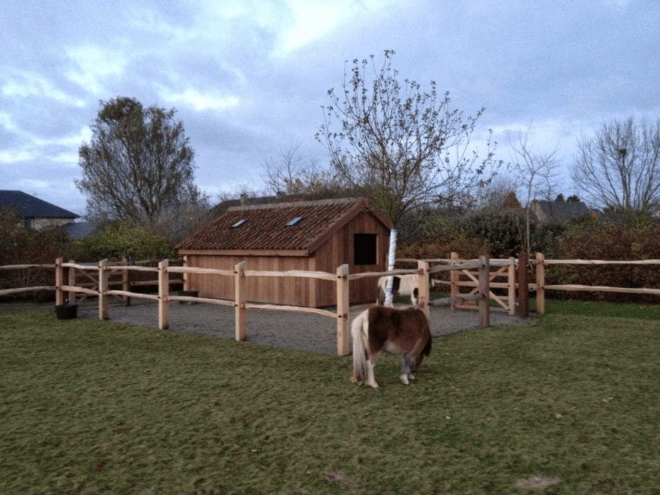 Moderne post & rail omheining rond paardenweide