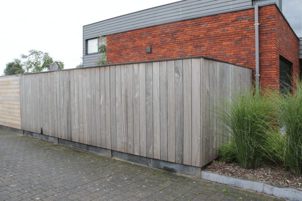Vergrijsde padoek omheining met natuurlijke patina