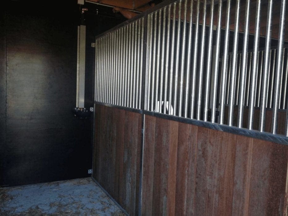 Boxwand type Abiana in paardenstal