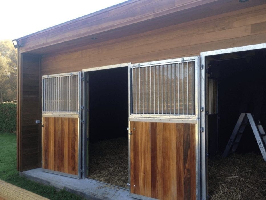 Tweedelige staldeur met houten venster op maat