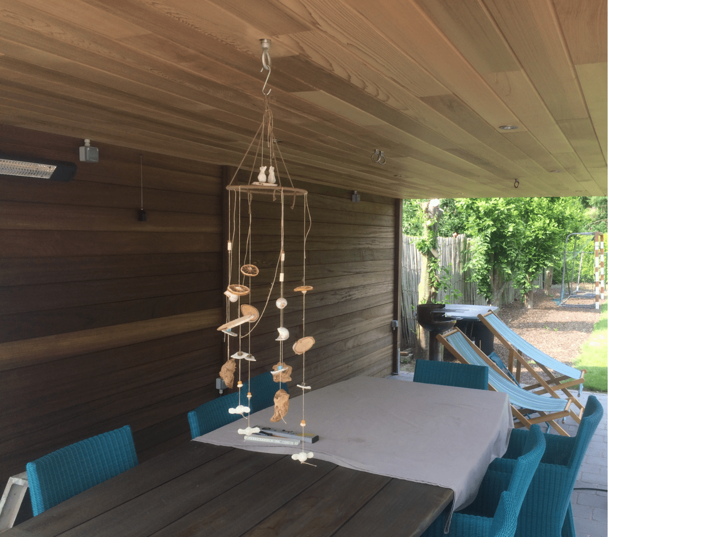 Gesloten padoek pergola met glazen schuifwand