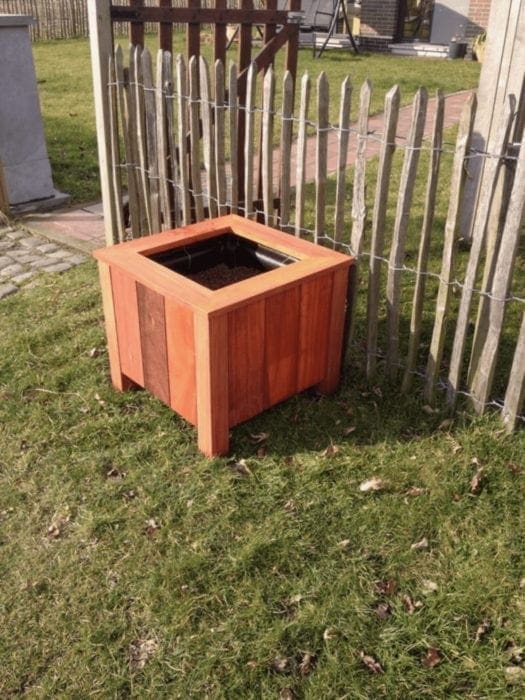 Padoek bloembakken in aangelegde tuin