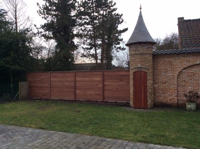 Padoek tuinomheining met bijpassend houten toegangspoortje