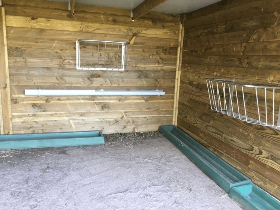 Zijaanzicht alpaca schuilstal in hout