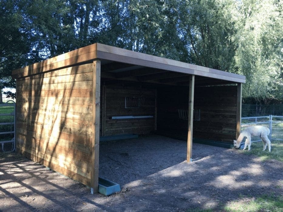 Houten schuilstal voor alpaca's in blokhutprofiel