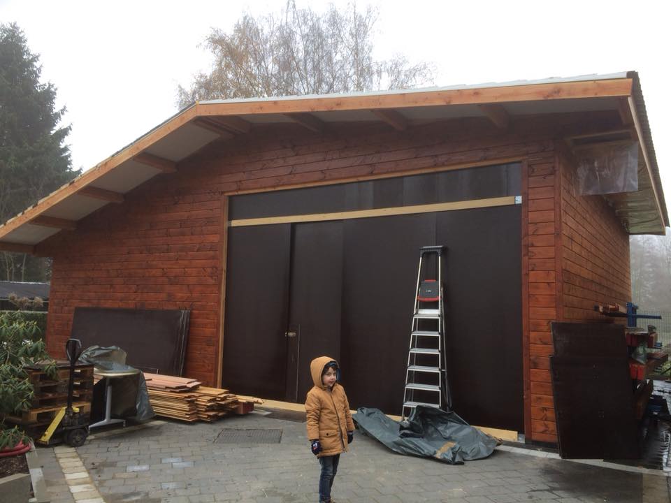 Grote houten blokhut met klassiek blokhutprofiel