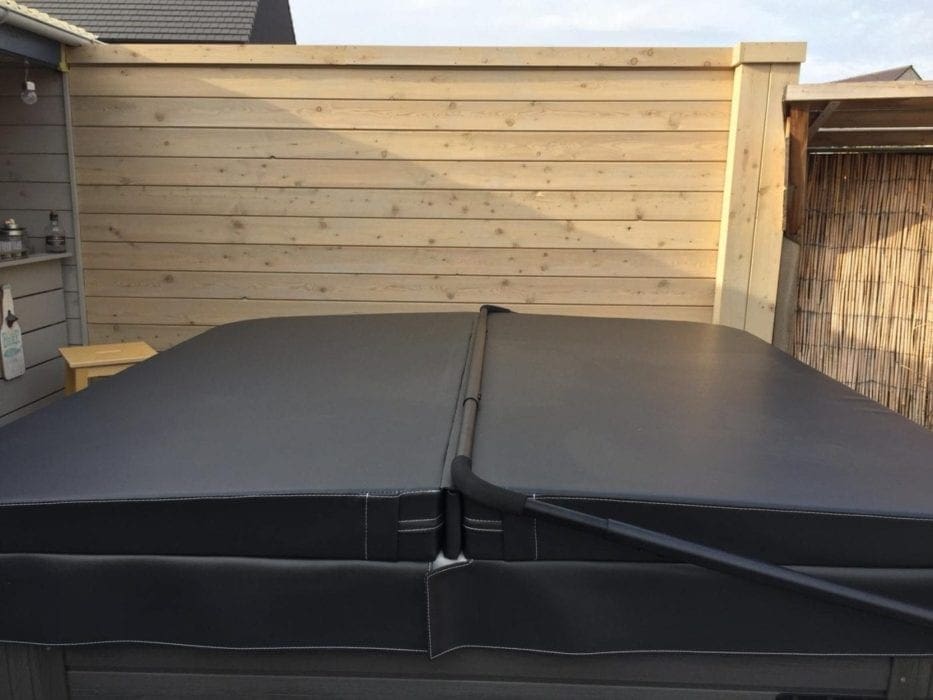 Tuinomheining in lariks met verticale planken