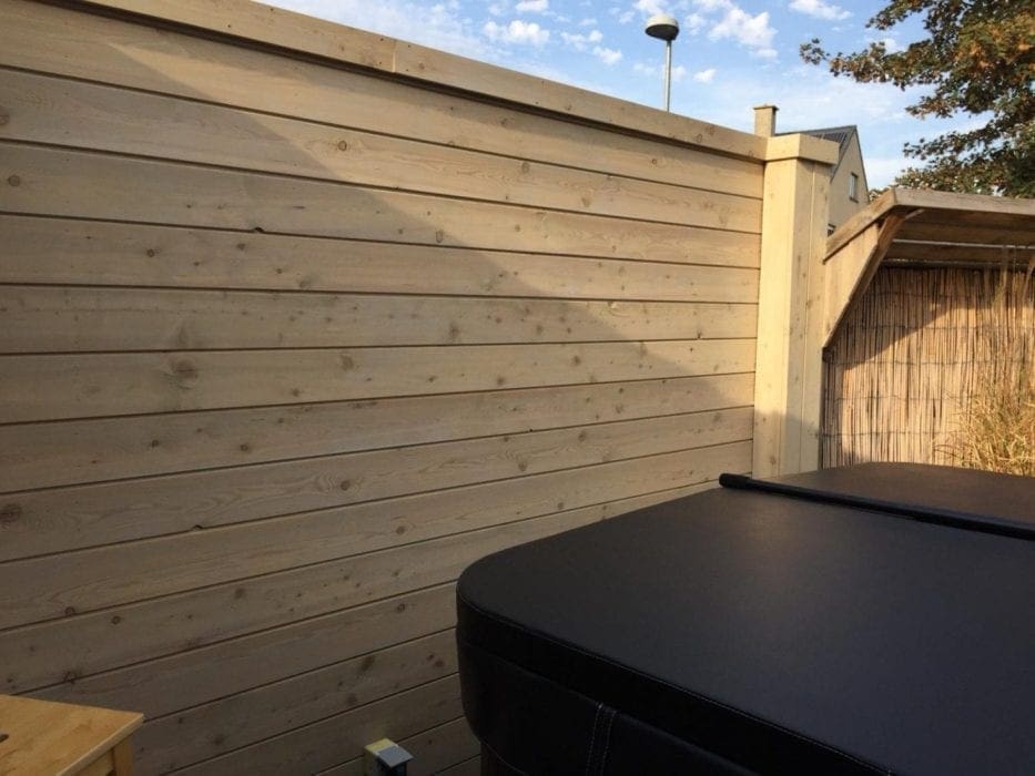 Lariks omheining rondom aangelegde tuin