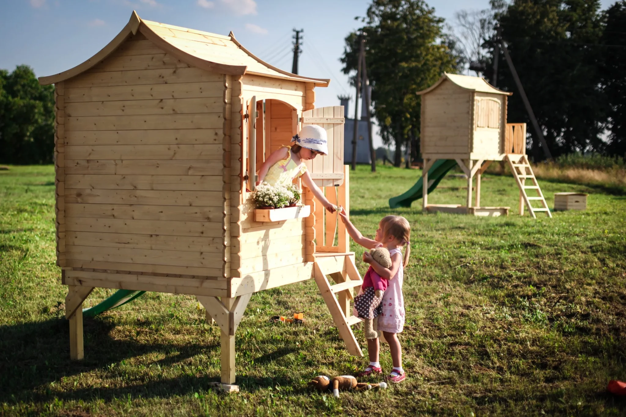 Houten Speelhuis met Glijbaan M550A – 130 x 106 cm – Buitenaanzicht (6)
