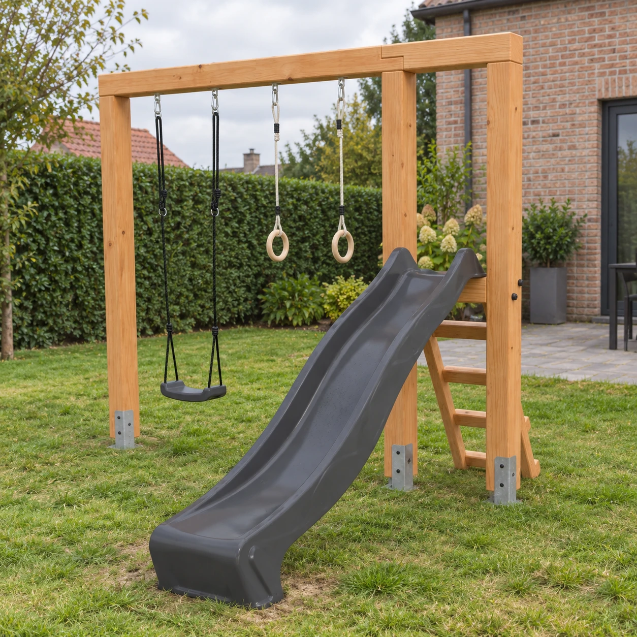 EXIT Linea Massiv 140 houten schommel met glijbaan en turnringen