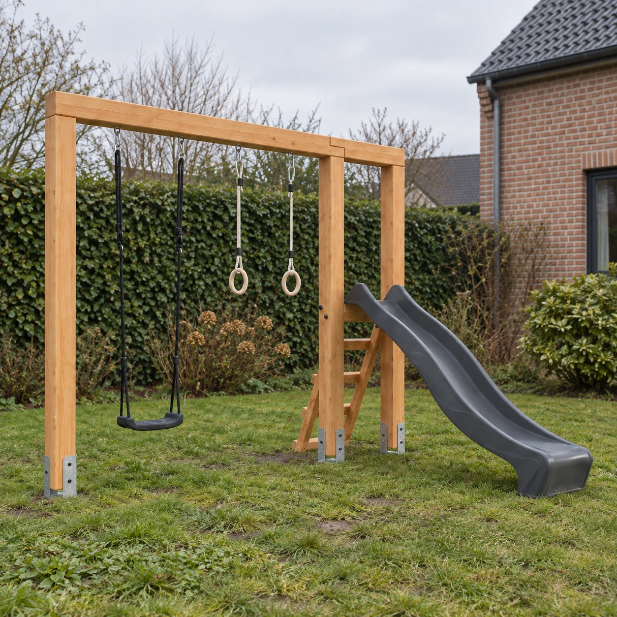 EXIT Linea Massiv 140 houten schommel met glijbaan en turnringen